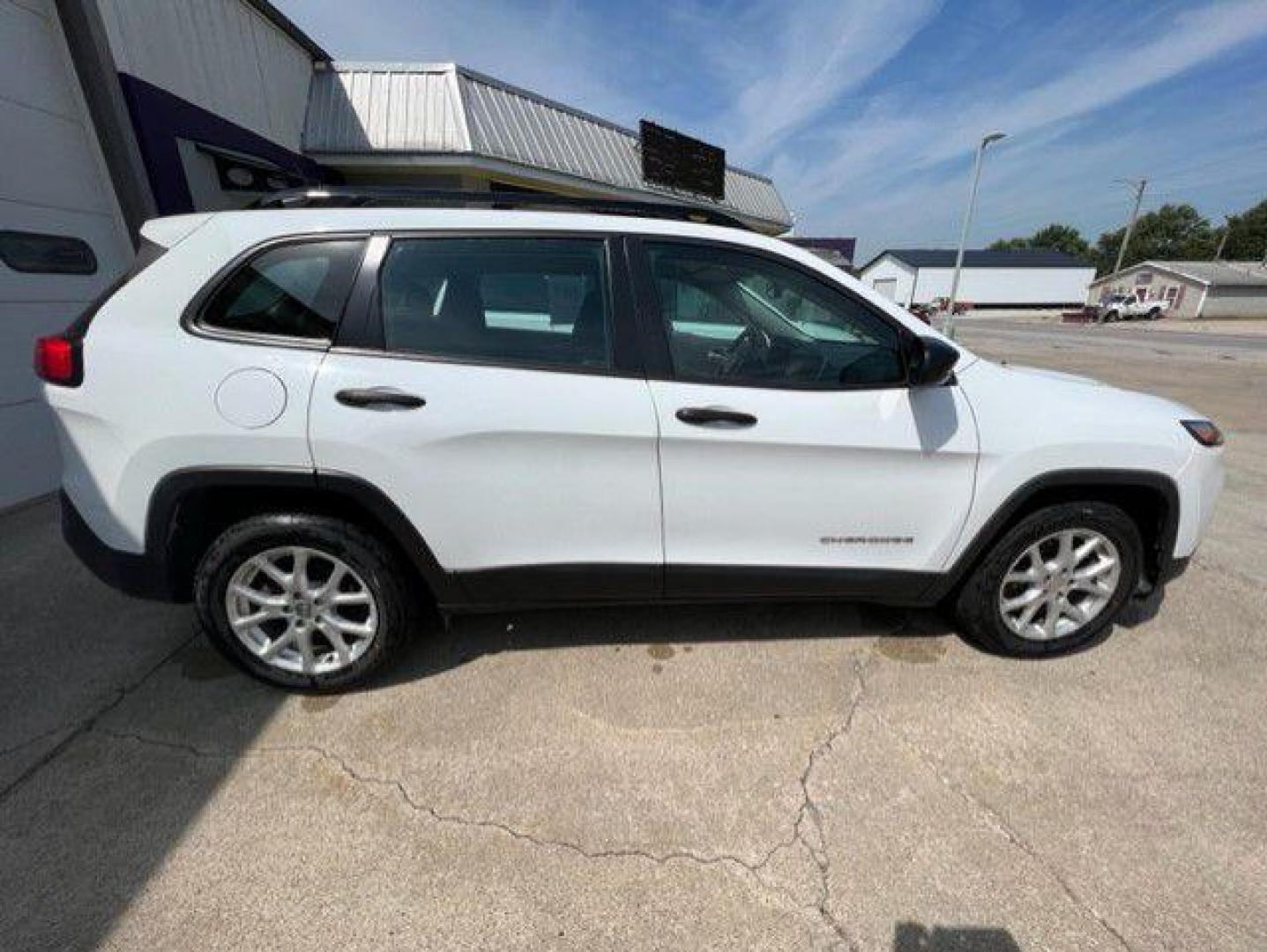 2015 WHITE JEEP CHEROKEE SPORT (1C4PJLAB4FW) with an 2.4L engine, Automatic transmission, located at 1100 W. Sheridan Ave., Shenandoah, 51601, (712) 246-1600, 40.765678, -95.388817 - Photo#5