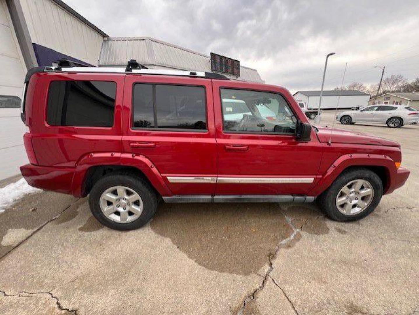 2006 MAROON JEEP COMMANDER LIMITED (1J8HG58286C) with an 5.7L engine, Automatic transmission, located at 1100 W. Sheridan Ave., Shenandoah, 51601, (712) 246-1600, 40.765678, -95.388817 - Photo#8