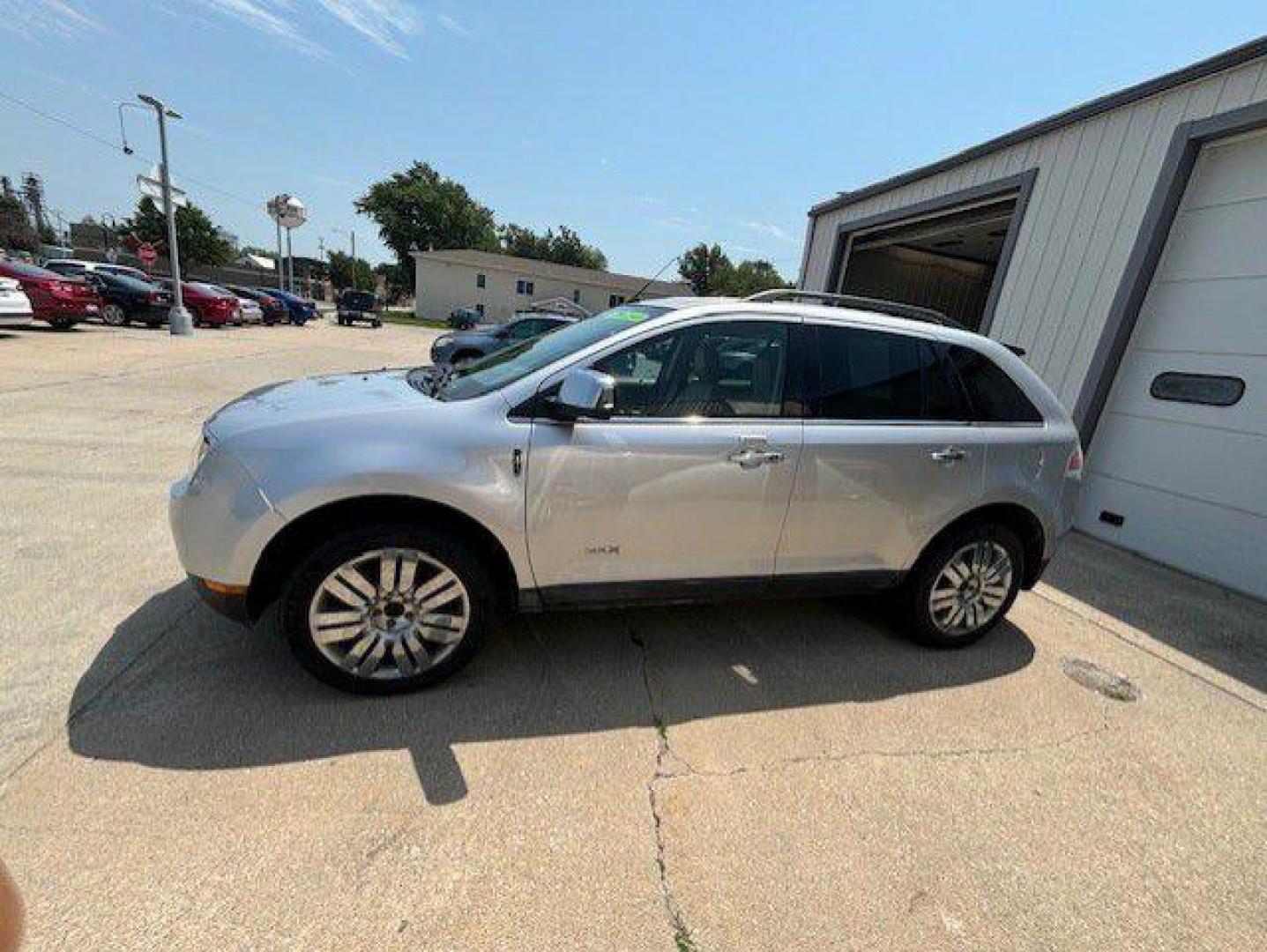 2010 SILVER LINCOLN MKX (2LMDJ8JC3AB) with an 3.5L engine, Automatic transmission, located at 1100 W. Sheridan Ave., Shenandoah, 51601, (712) 246-1600, 40.765678, -95.388817 - Photo#1