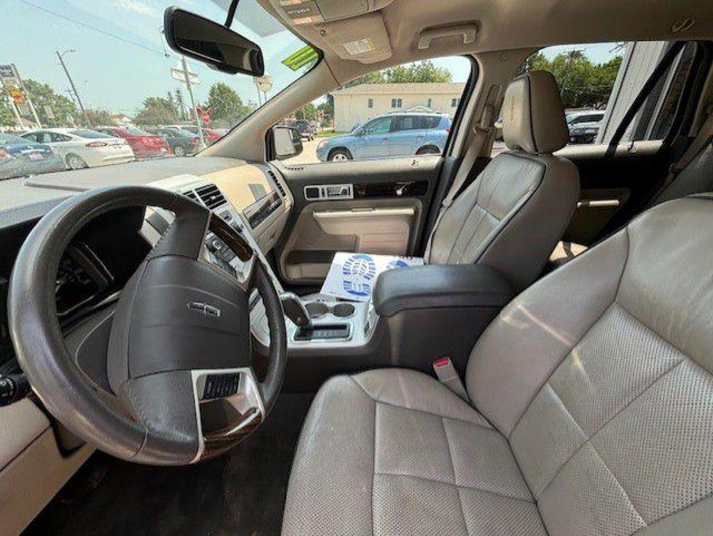 2010 SILVER LINCOLN MKX (2LMDJ8JC3AB) with an 3.5L engine, Automatic transmission, located at 1100 W. Sheridan Ave., Shenandoah, 51601, (712) 246-1600, 40.765678, -95.388817 - Photo#2