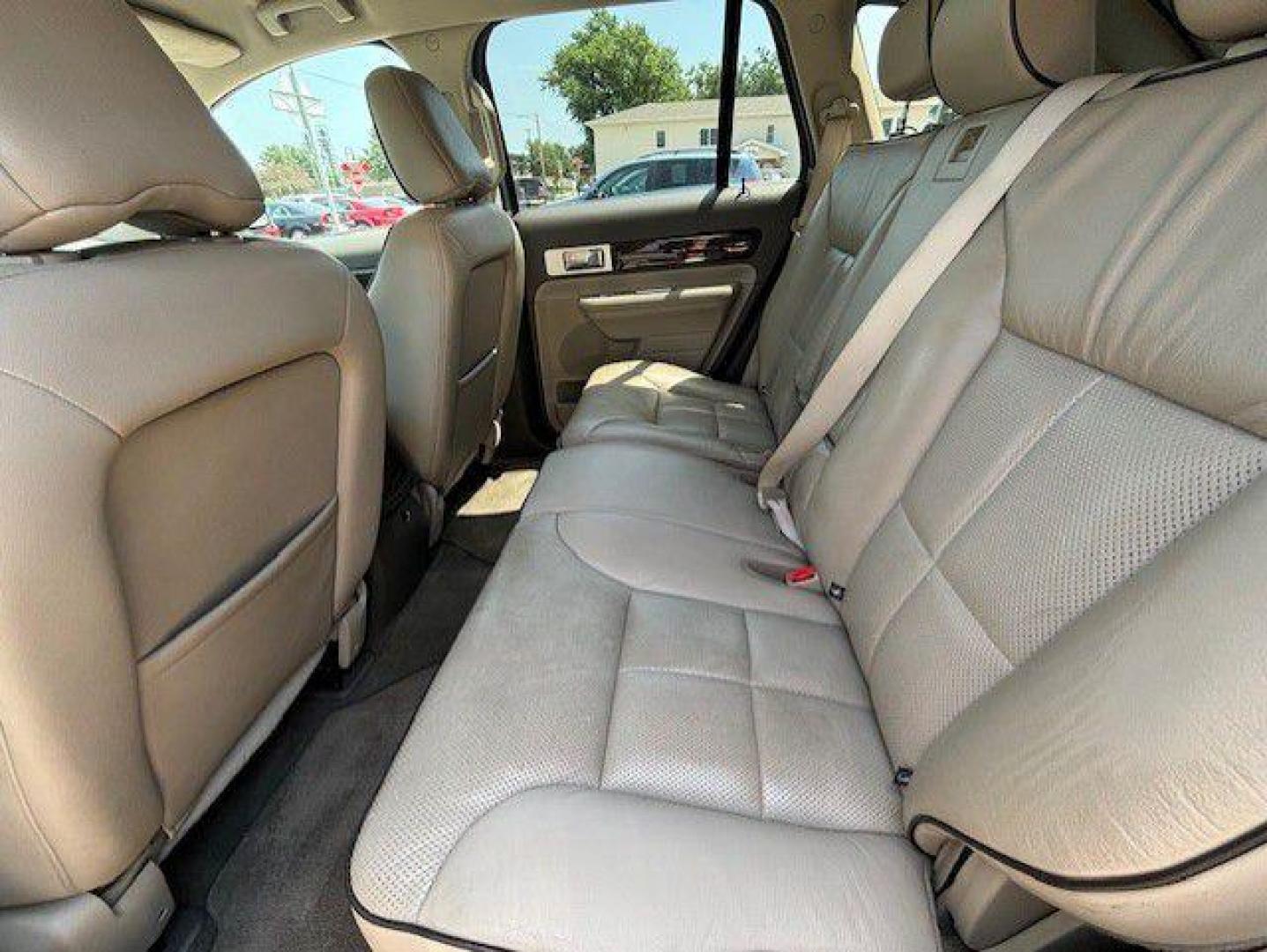 2010 SILVER LINCOLN MKX (2LMDJ8JC3AB) with an 3.5L engine, Automatic transmission, located at 1100 W. Sheridan Ave., Shenandoah, 51601, (712) 246-1600, 40.765678, -95.388817 - Photo#4