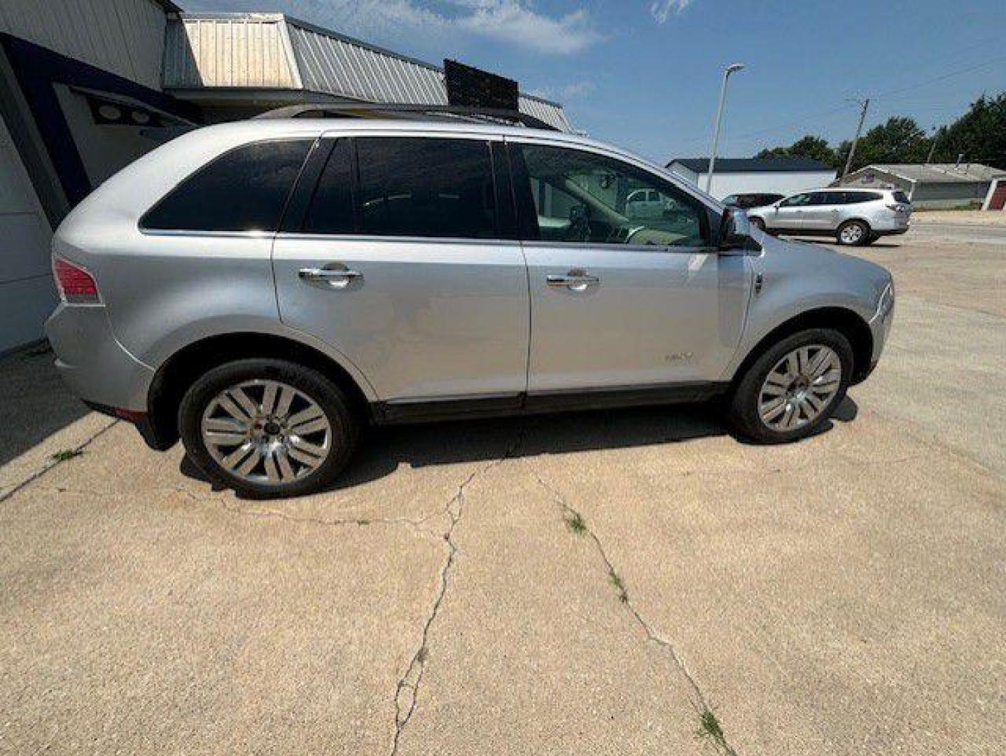 2010 SILVER LINCOLN MKX (2LMDJ8JC3AB) with an 3.5L engine, Automatic transmission, located at 1100 W. Sheridan Ave., Shenandoah, 51601, (712) 246-1600, 40.765678, -95.388817 - Photo#7