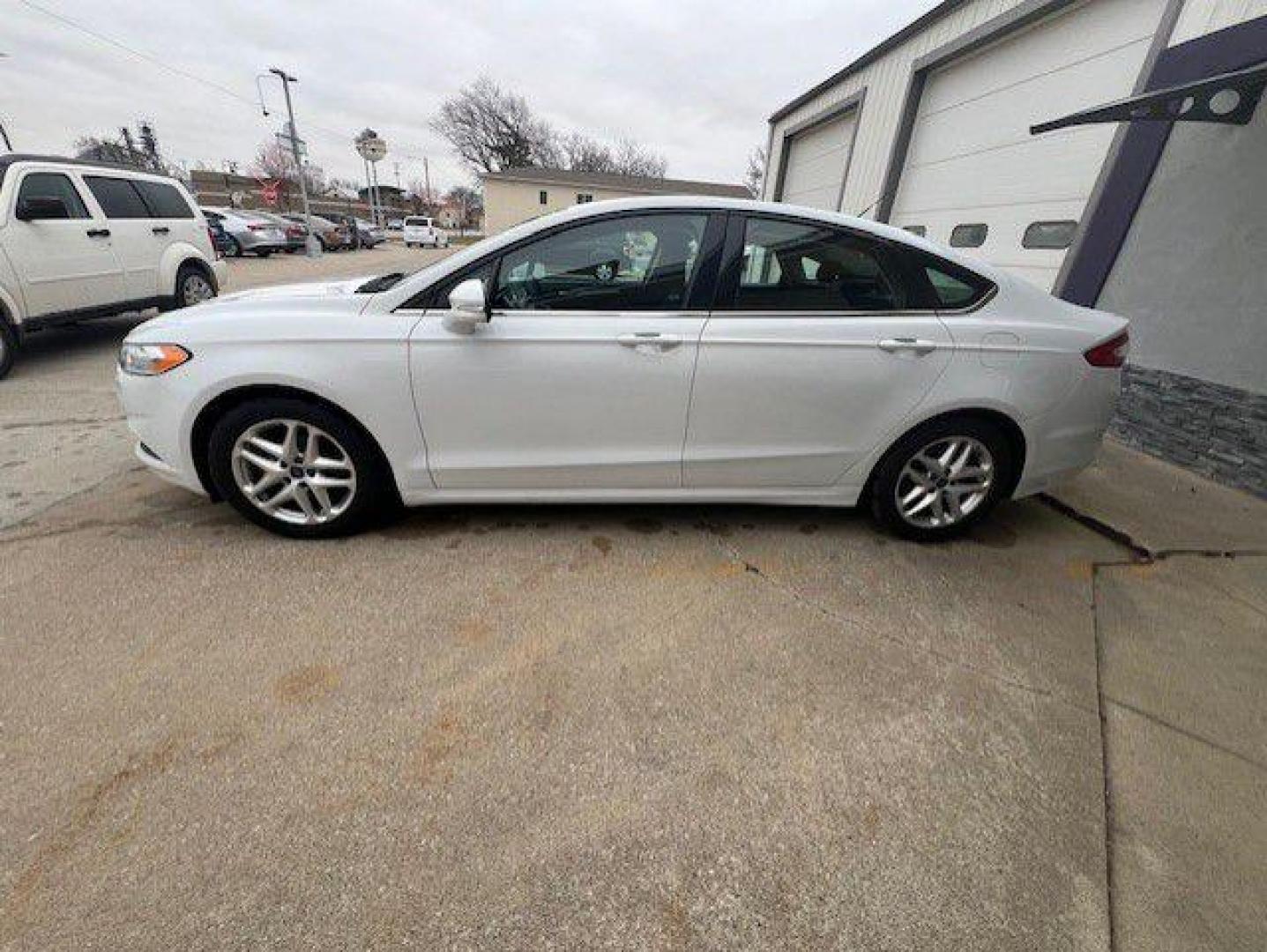 2013 WHITE FORD FUSION SE (3FA6P0HR2DR) with an 1.6L engine, Automatic transmission, located at 1100 W. Sheridan Ave., Shenandoah, 51601, (712) 246-1600, 40.765678, -95.388817 - Photo#2