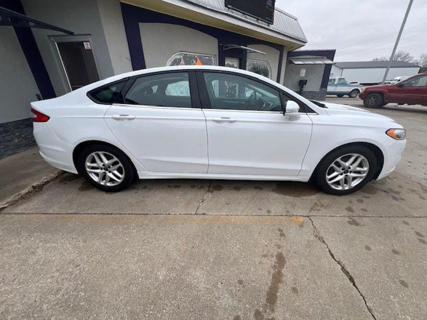 2013 WHITE FORD FUSION SE (3FA6P0HR2DR) with an 1.6L engine, Automatic transmission, located at 1100 W. Sheridan Ave., Shenandoah, 51601, (712) 246-1600, 40.765678, -95.388817 - Photo#3